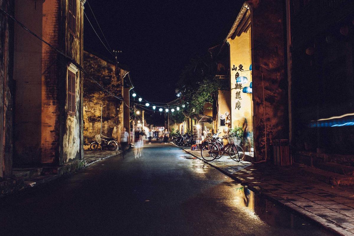 Atelier mécanique Driftcloud Run avec un véhicule sur pont élévateur